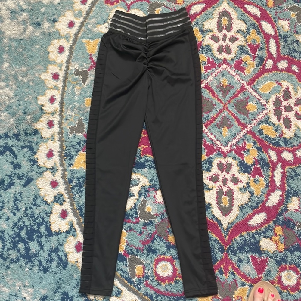 Black Scrunch Butt Leggings NWOT